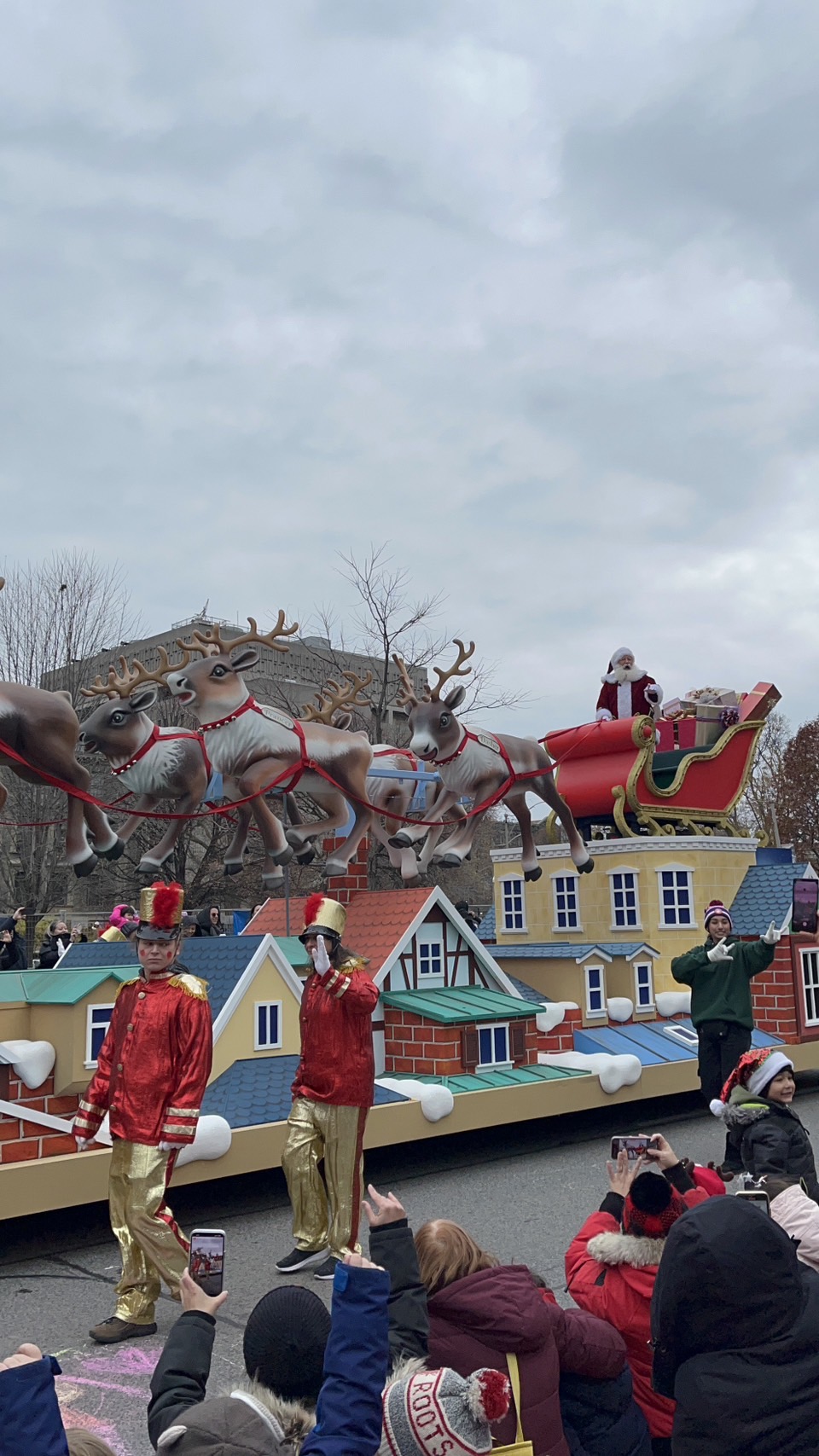 santa claus paradejpg by Cynthia Syukur?width=698&height=466&fit=crop&auto=webp&dpr=4