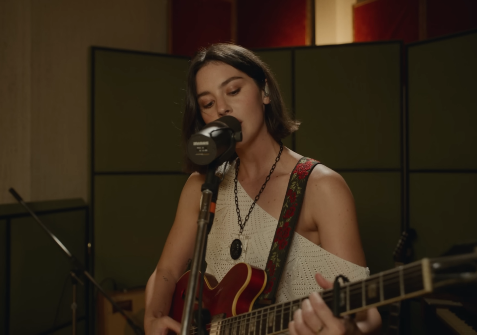 Gracie Abrams sings \"I Love You, I\'m Sorry\" for Vevo.