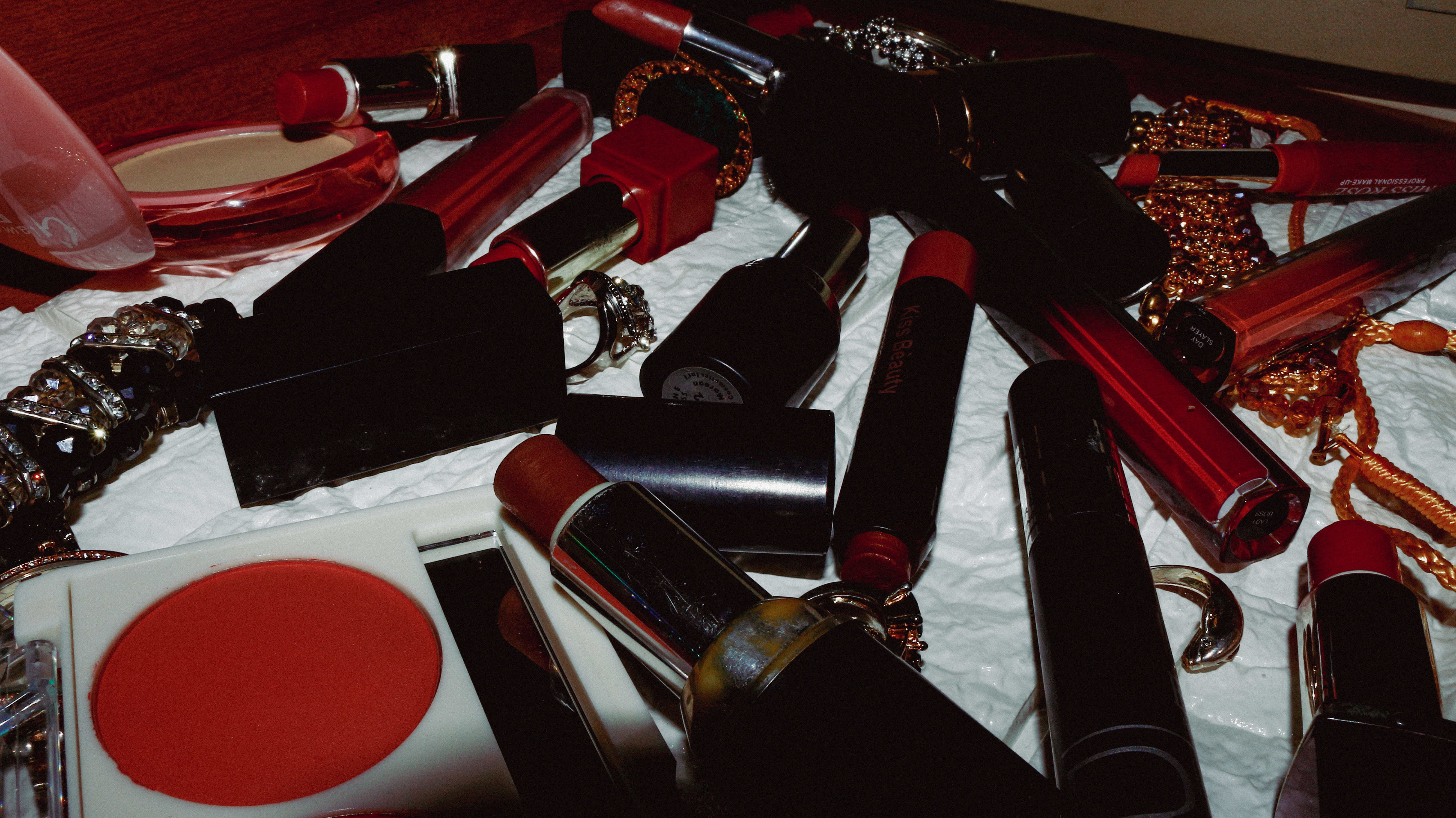 vecteezy makeupitemsontableinkarachipakistan2022 16199575jpg by Farah J?width=1280&height=854&fit=crop&auto=webp&dpr=4