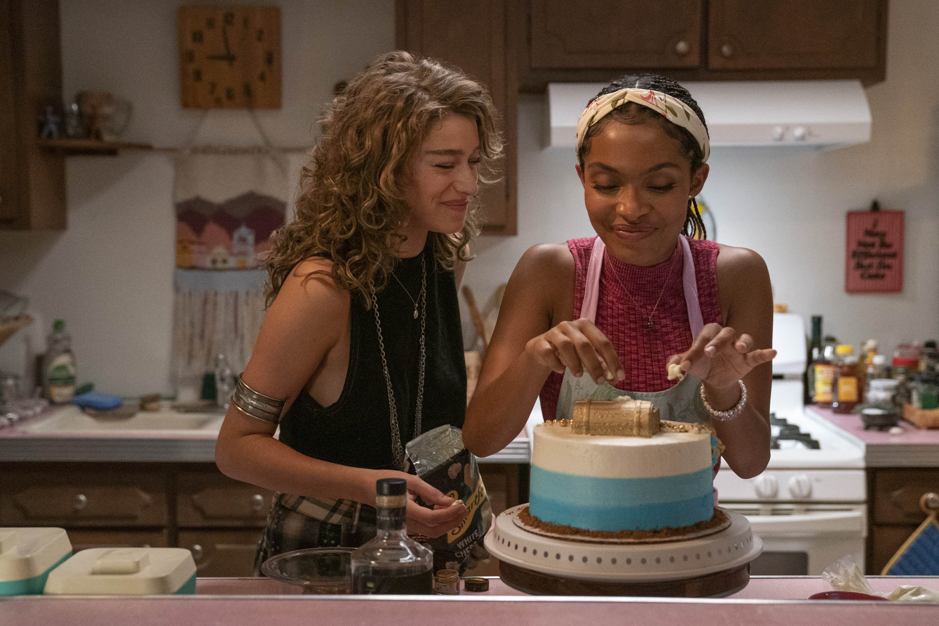 yara shahidi and odessa a\'zion in sitting in bars with cake
