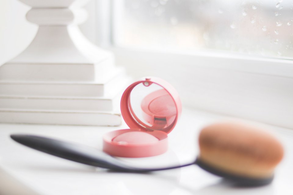 oval makeup brush with compact mirror by Studio 7042