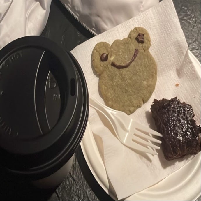 Frog cookie with brownie and drink