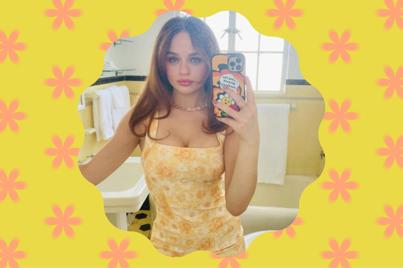 joey king takes a selfie