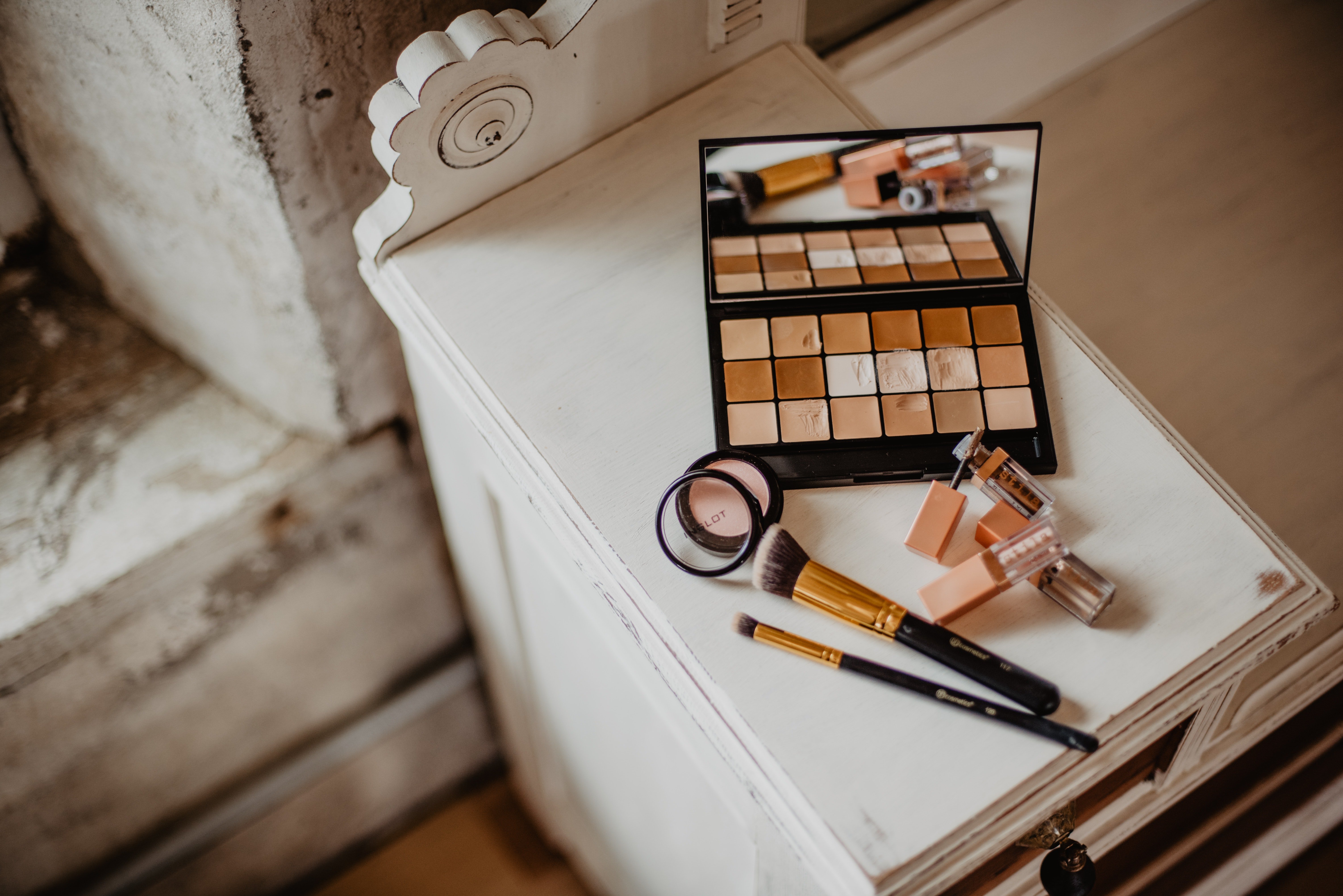 makeup and brushes by Emma Bauso?width=698&height=466&fit=crop&auto=webp&dpr=4