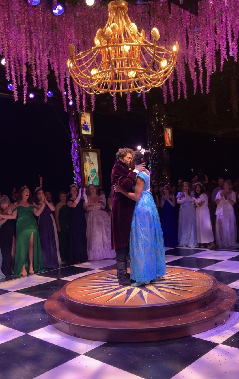 Bridgerton Experience performers kissing