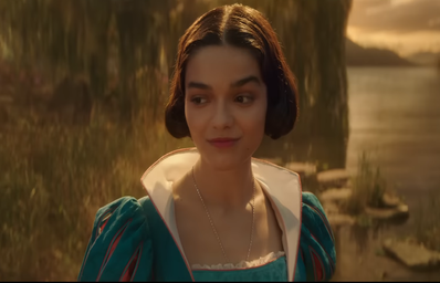 Rachel Zegler as Snow White in the movie trailer.