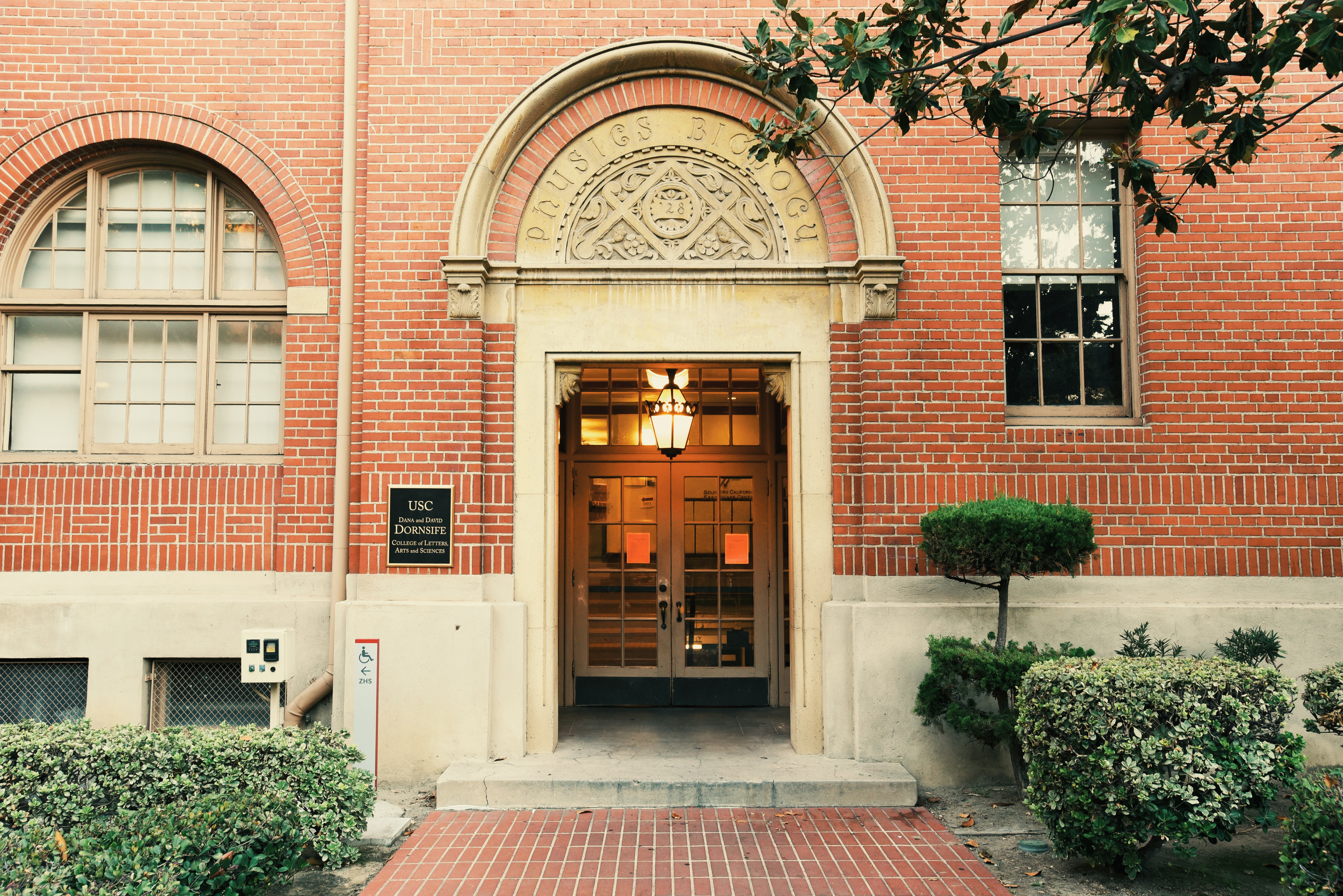 usc?width=698&height=466&fit=crop&auto=webp&dpr=4