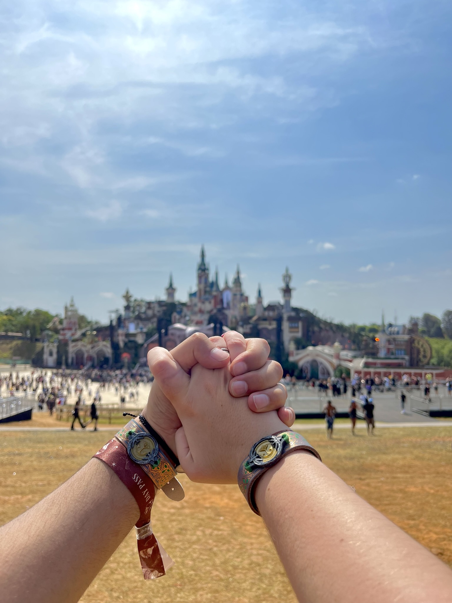 Pulseiras da Tomorrowland com o Main Stage ao fundo