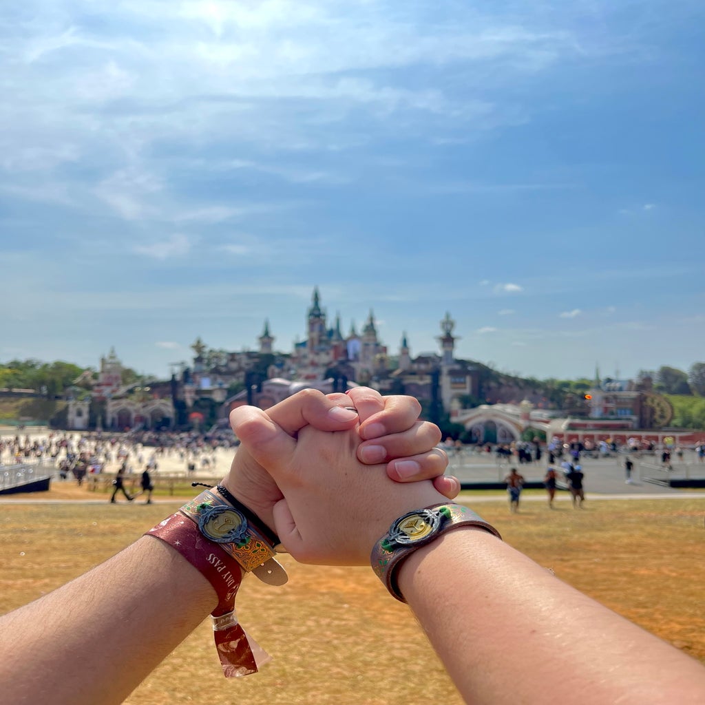 Pulseiras da Tomorrowland com o Main Stage ao fundo