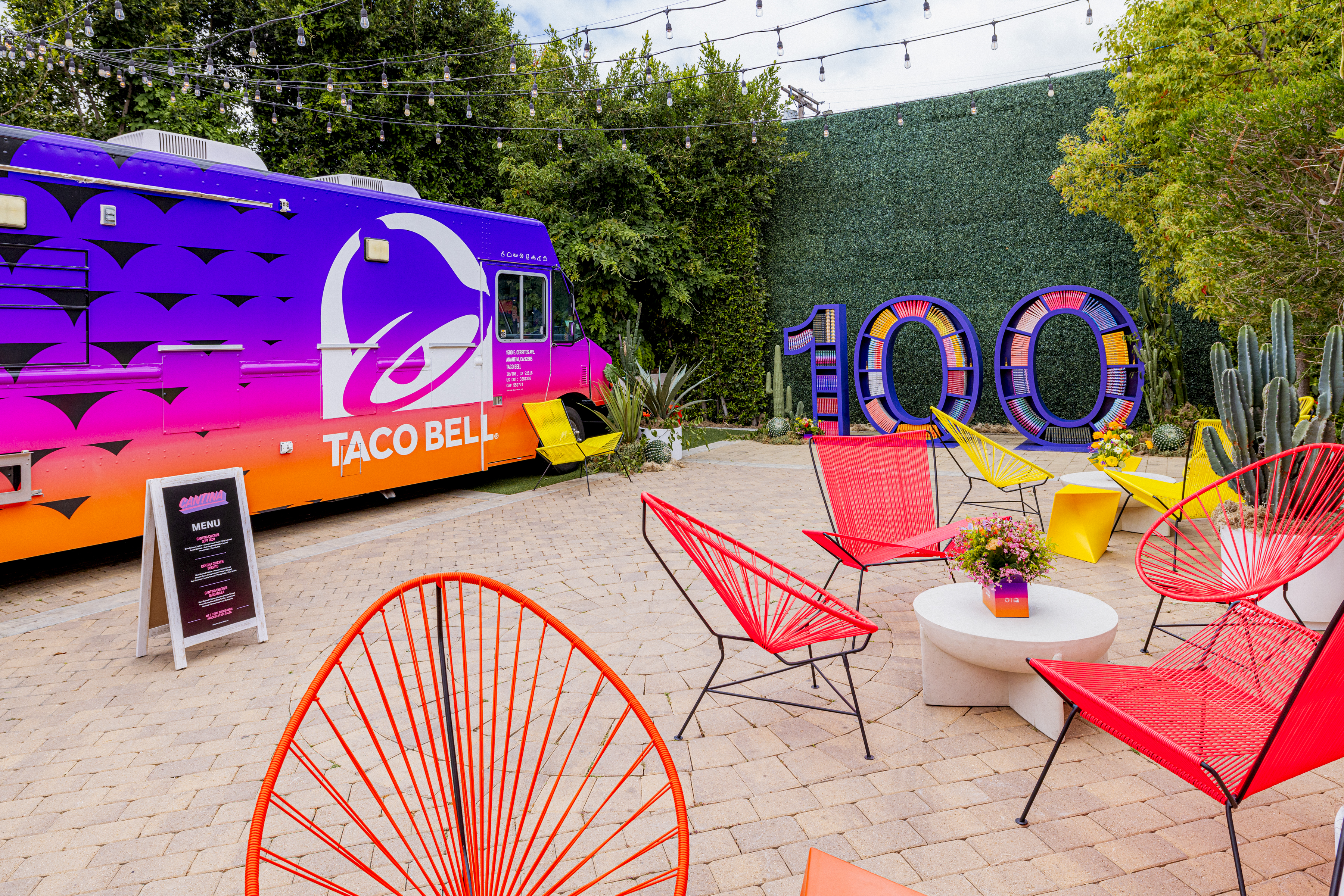 Image of Taco Bell truck and \