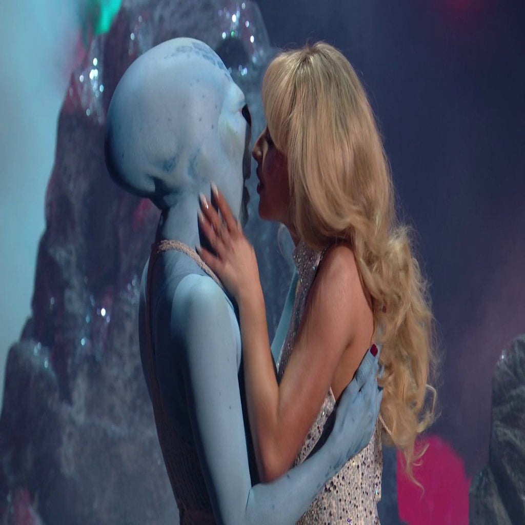 sabrina carpenter kissing an alien at the VMAs