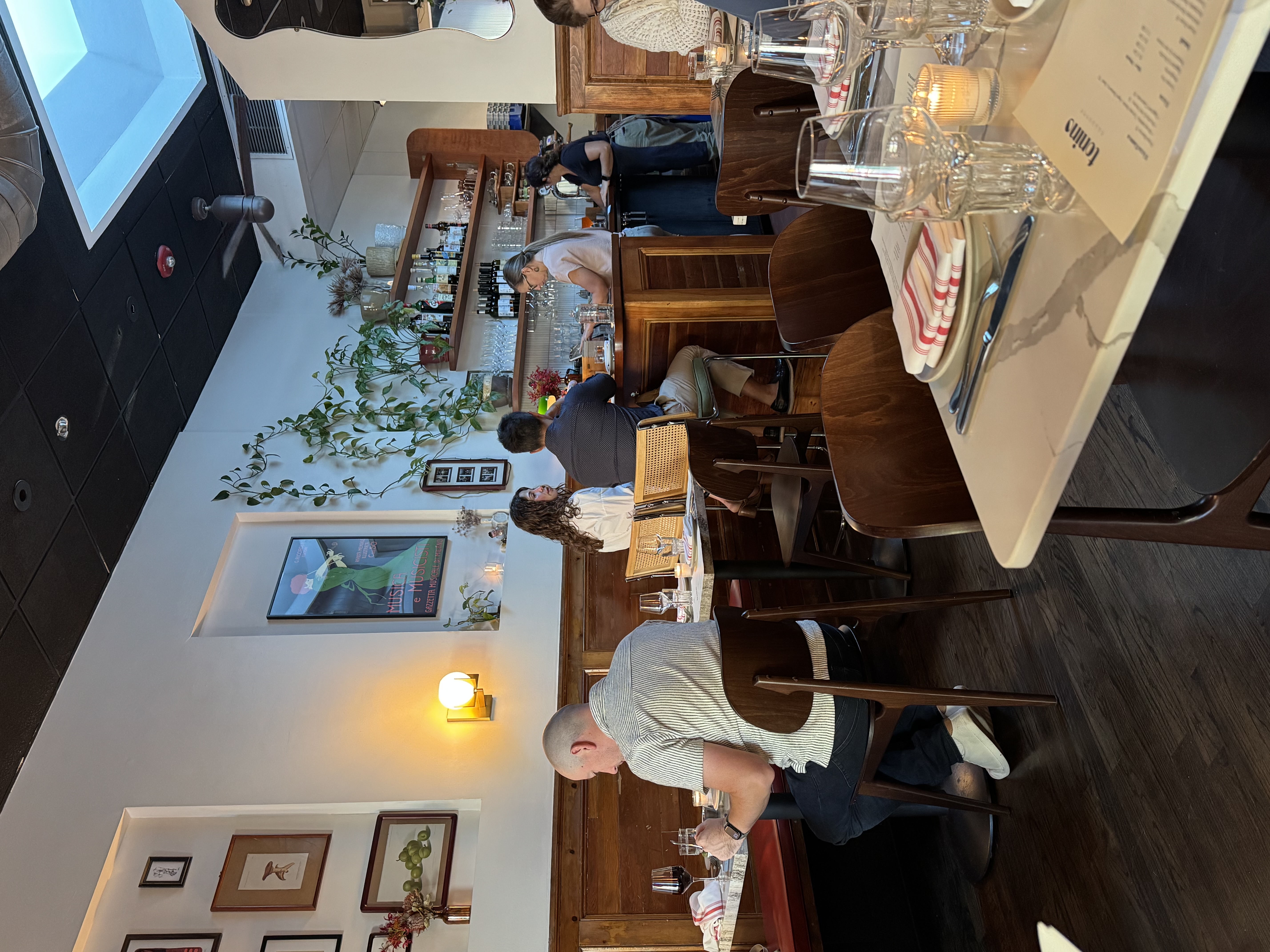 Tonino restaurant ambience