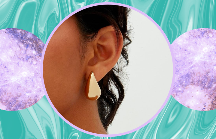 Woman wearing drop earrings.