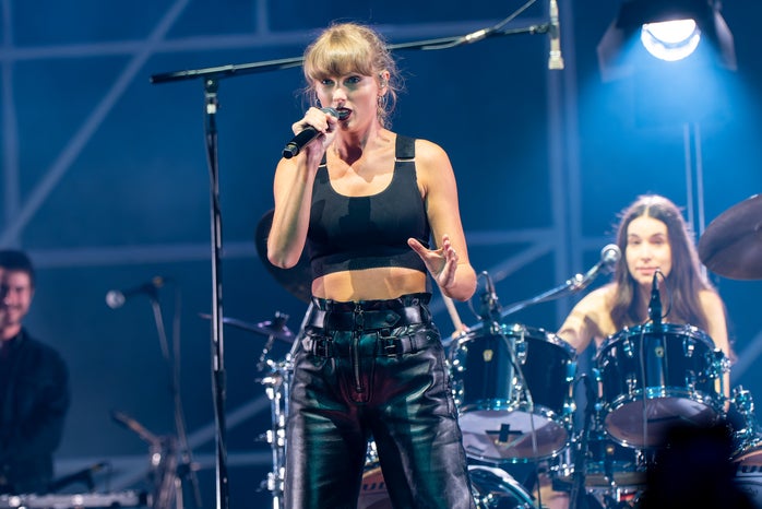taylor swift performing with haim singing?width=698&height=466&fit=crop&auto=webp