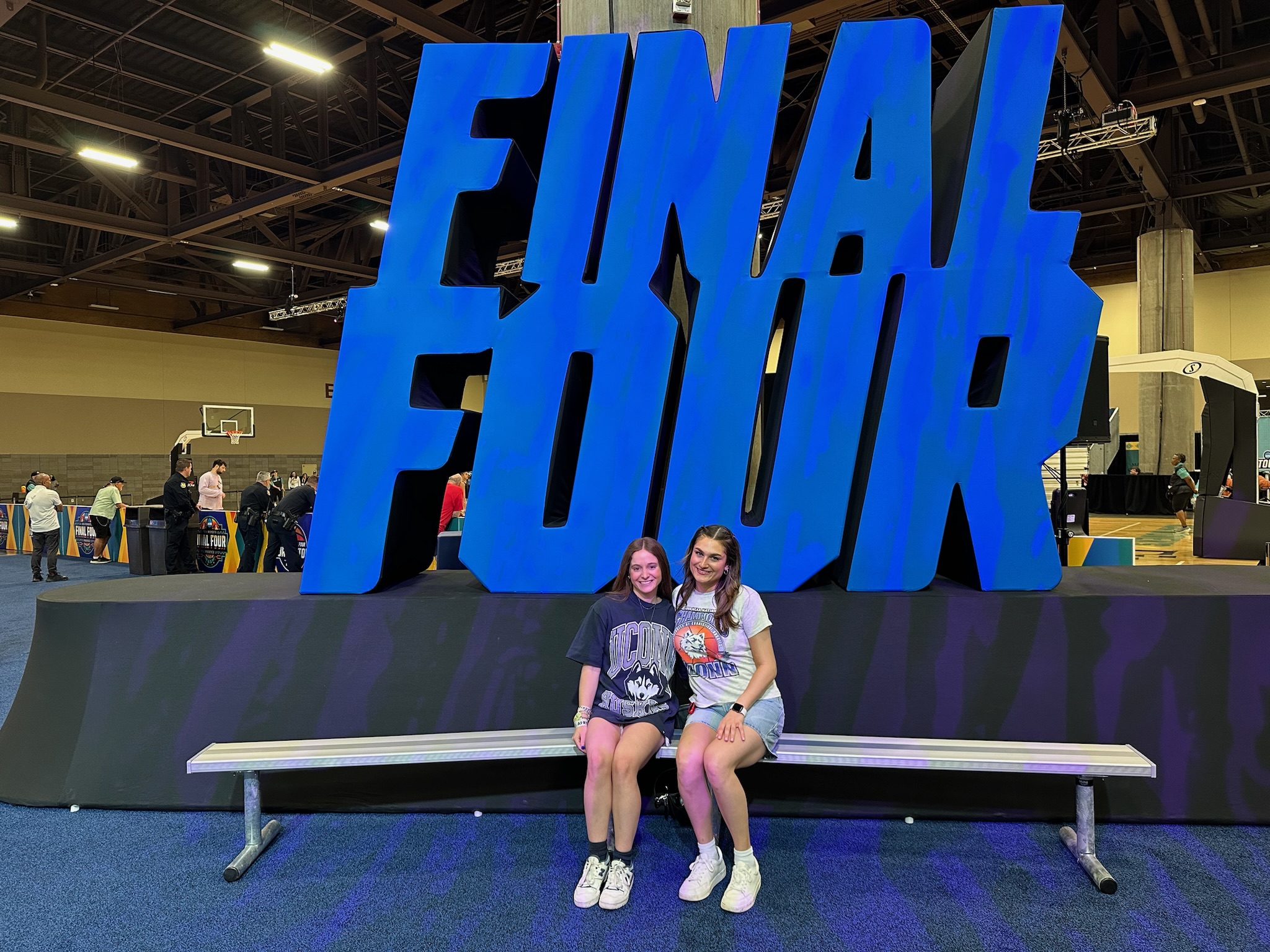 2 girls at the final four