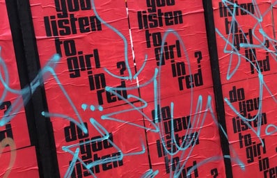 An image of the \"Do you listen to Girl in Red?\" poster, taken at Vila Madalena in São Paulo