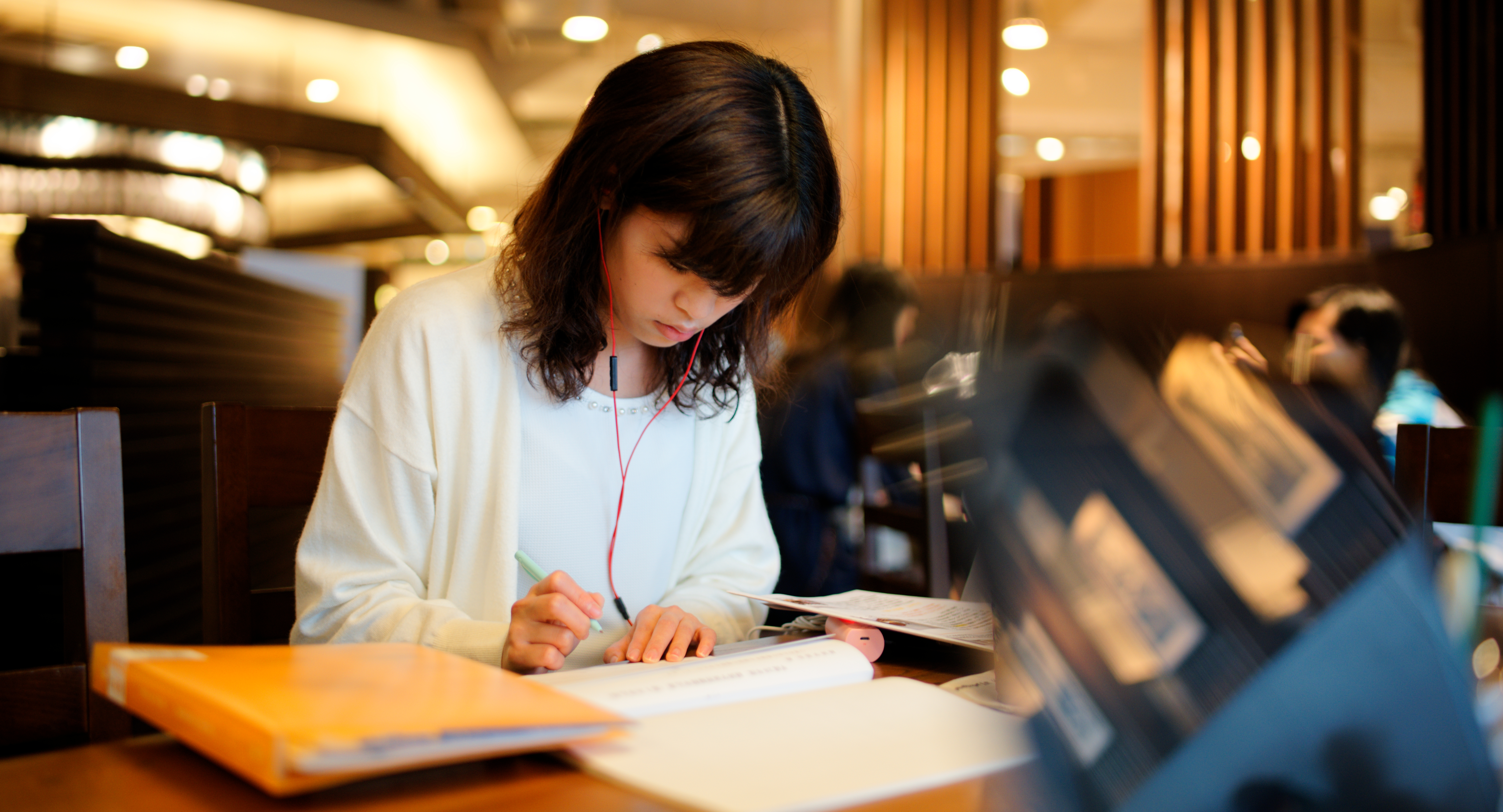 Woman studying at the cafe.