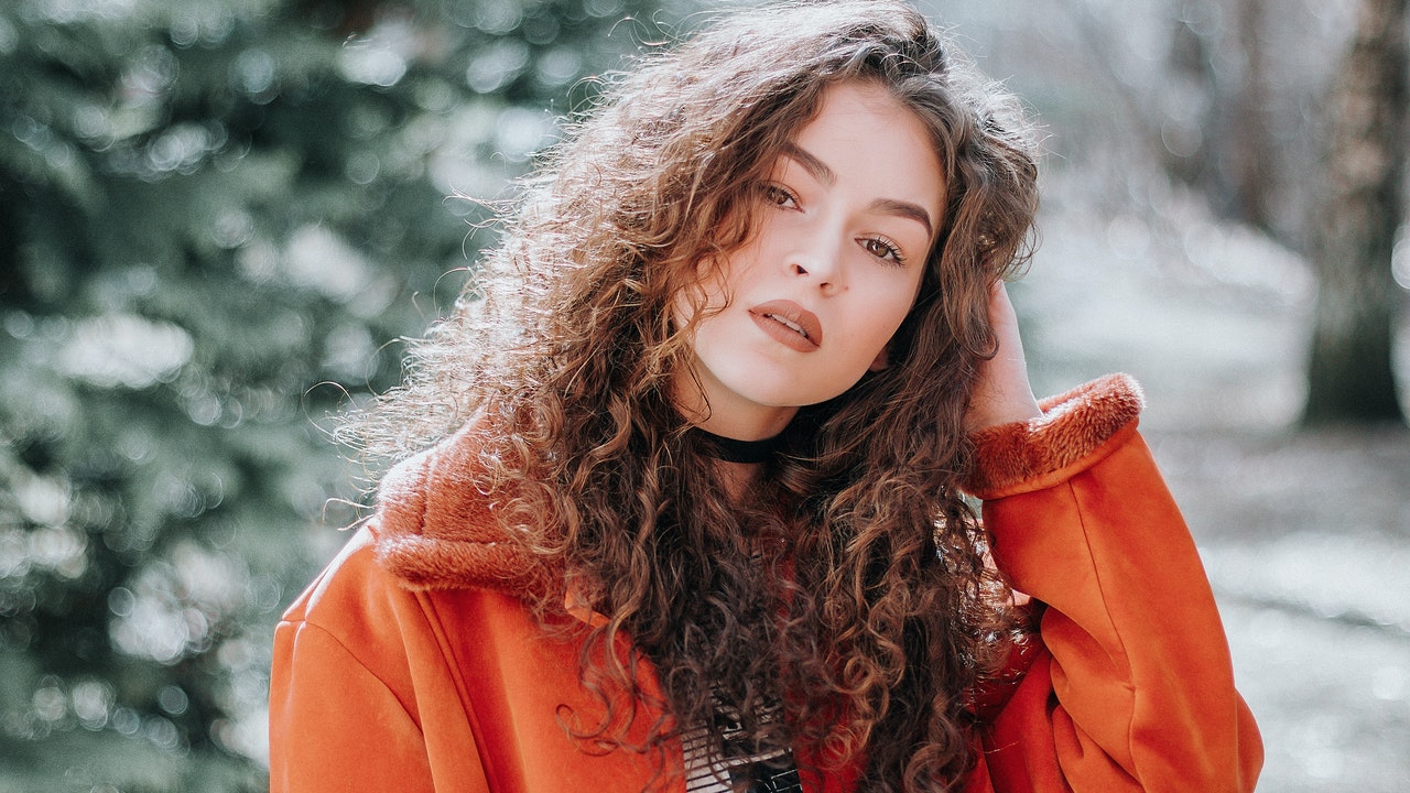 woman with curly hair by Jonas Svidras?width=698&height=466&fit=crop&auto=webp&dpr=4