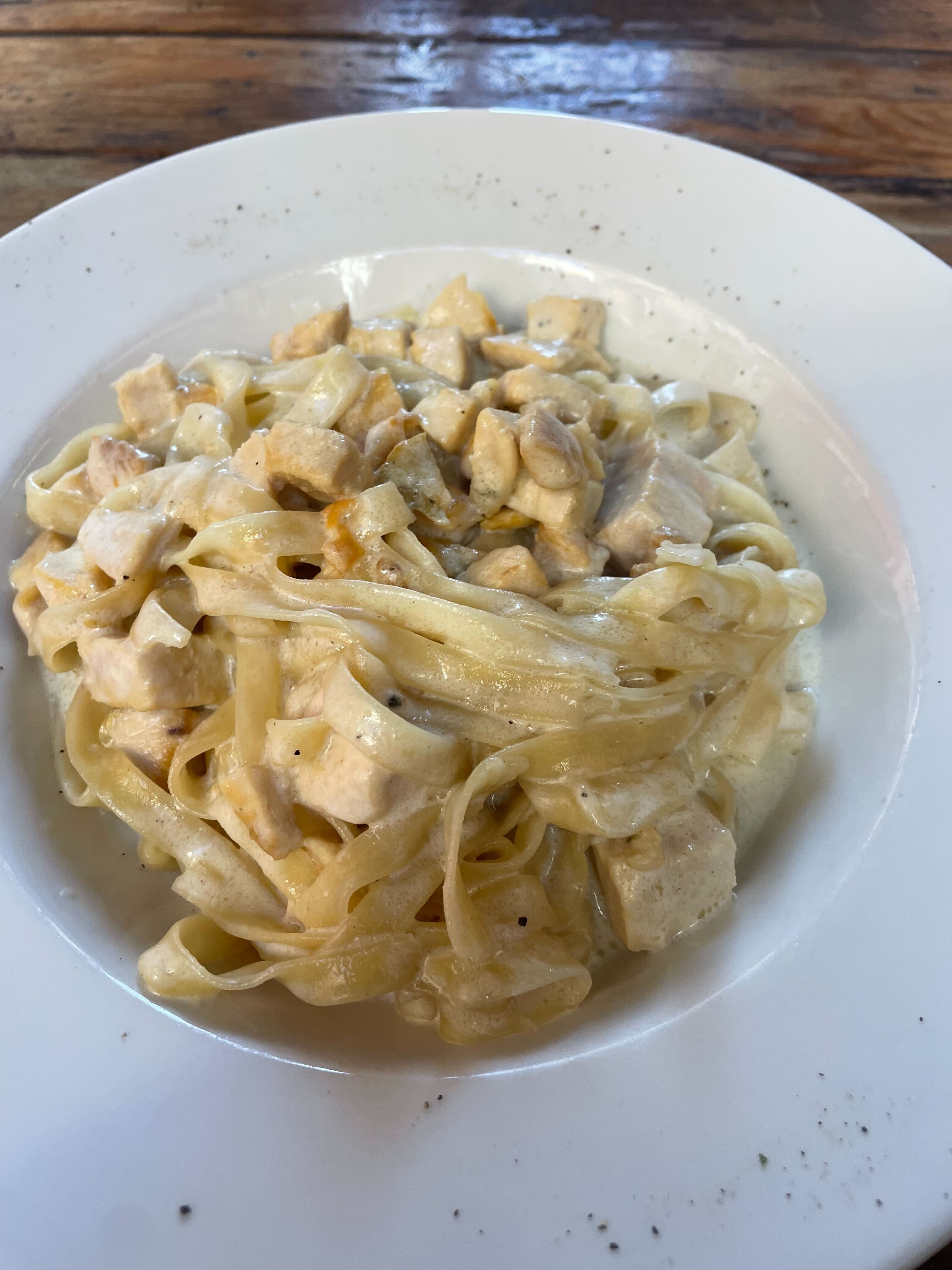Photo of the tagliatelle noodles with alfredo sauce and chicken from Macchina.