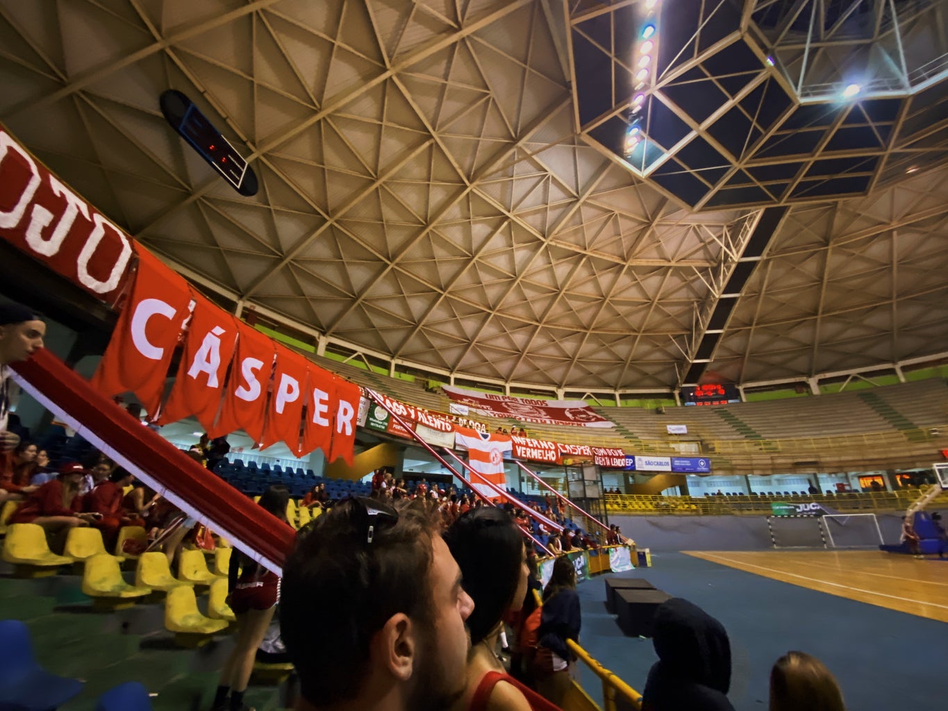 College students watching a game during JUCA, in São Carlos
