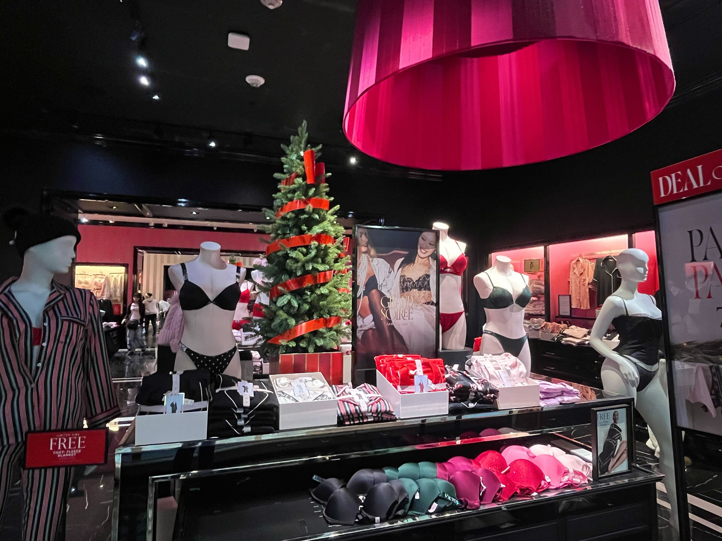 Photo Inside a Victoria\'s Secret store