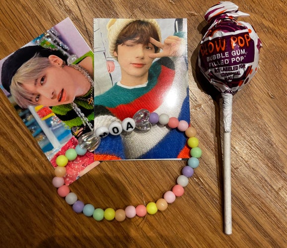 txt taehyun and hueningkai photocards and bracelet + lollipop