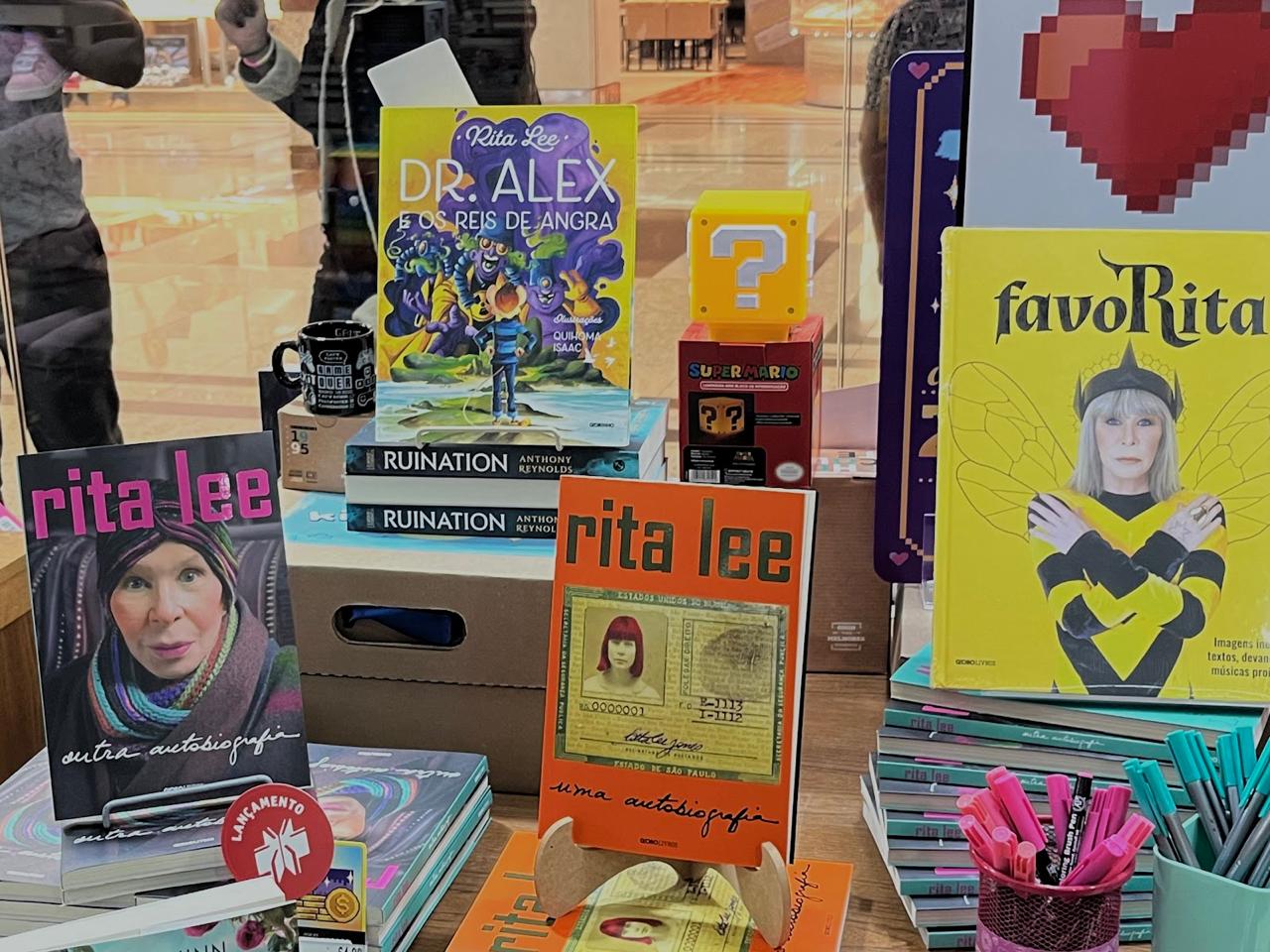 Livros da cantora brasileira Rita Lee expostos na vitrine de uma livraria.