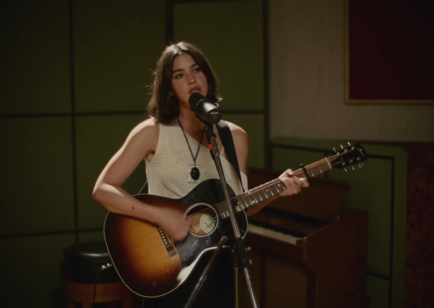 Gracie Abrams sings \