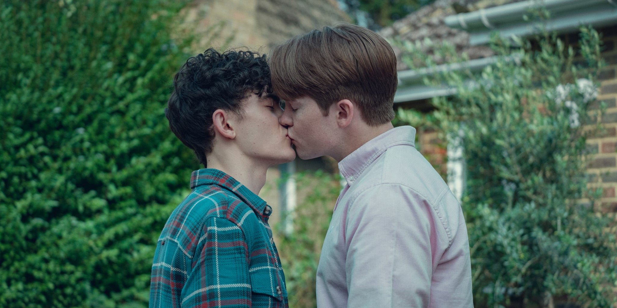 charlie and nick kissing in heartstopper season 2