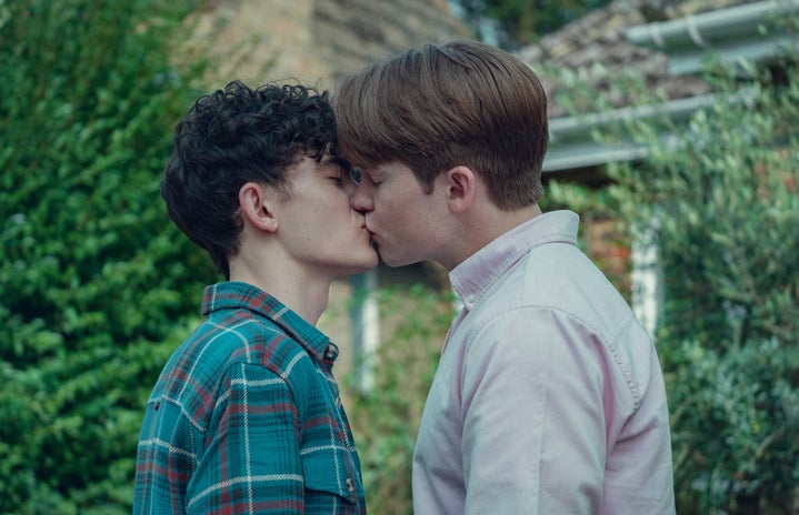 charlie and nick kissing in heartstopper season 2