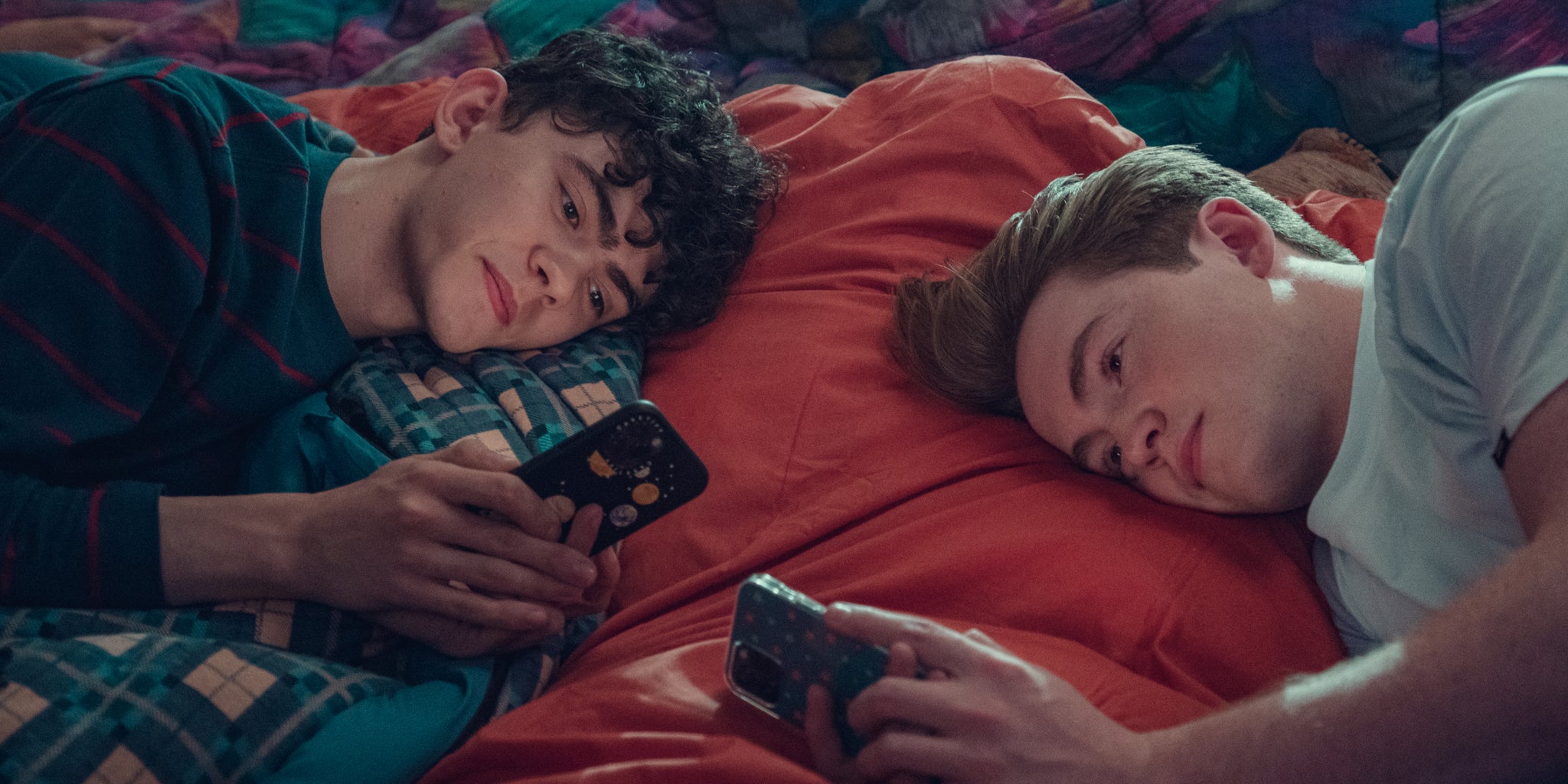 charlie and nick on their phones in heartstopper season 2