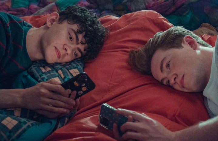 charlie and nick on their phones in heartstopper season 2