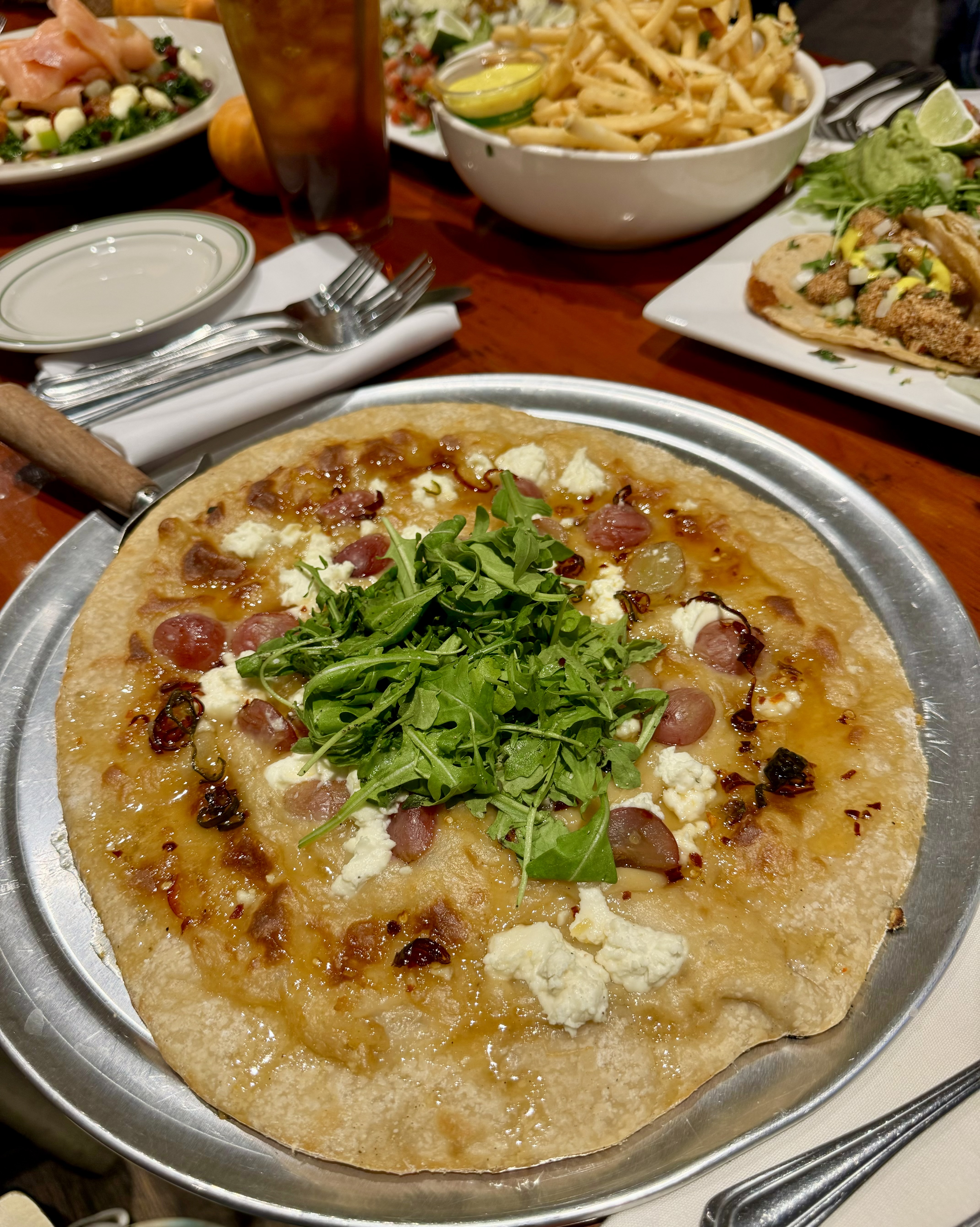 Pizza with goat cheese and grapes