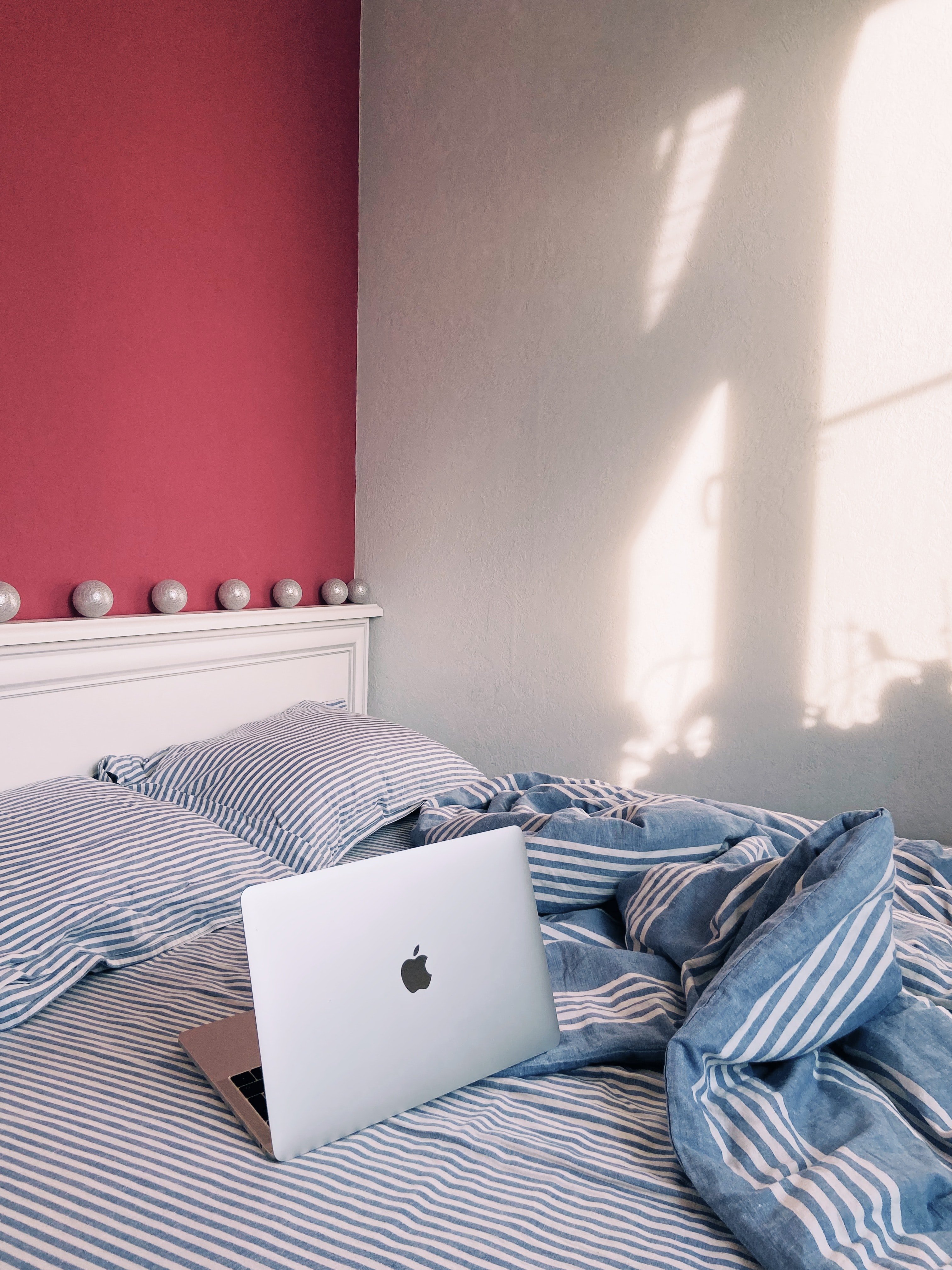 Bed with laptop by Christina Chauskina on Unsplash