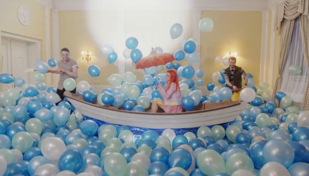 Assim como a música é mais alegre, os integrantes aparecem se divertindo durante o vídeo./ Foto: Isaac Rentz via YouTube