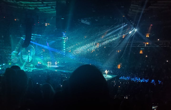 concert with light blue confetti falling down