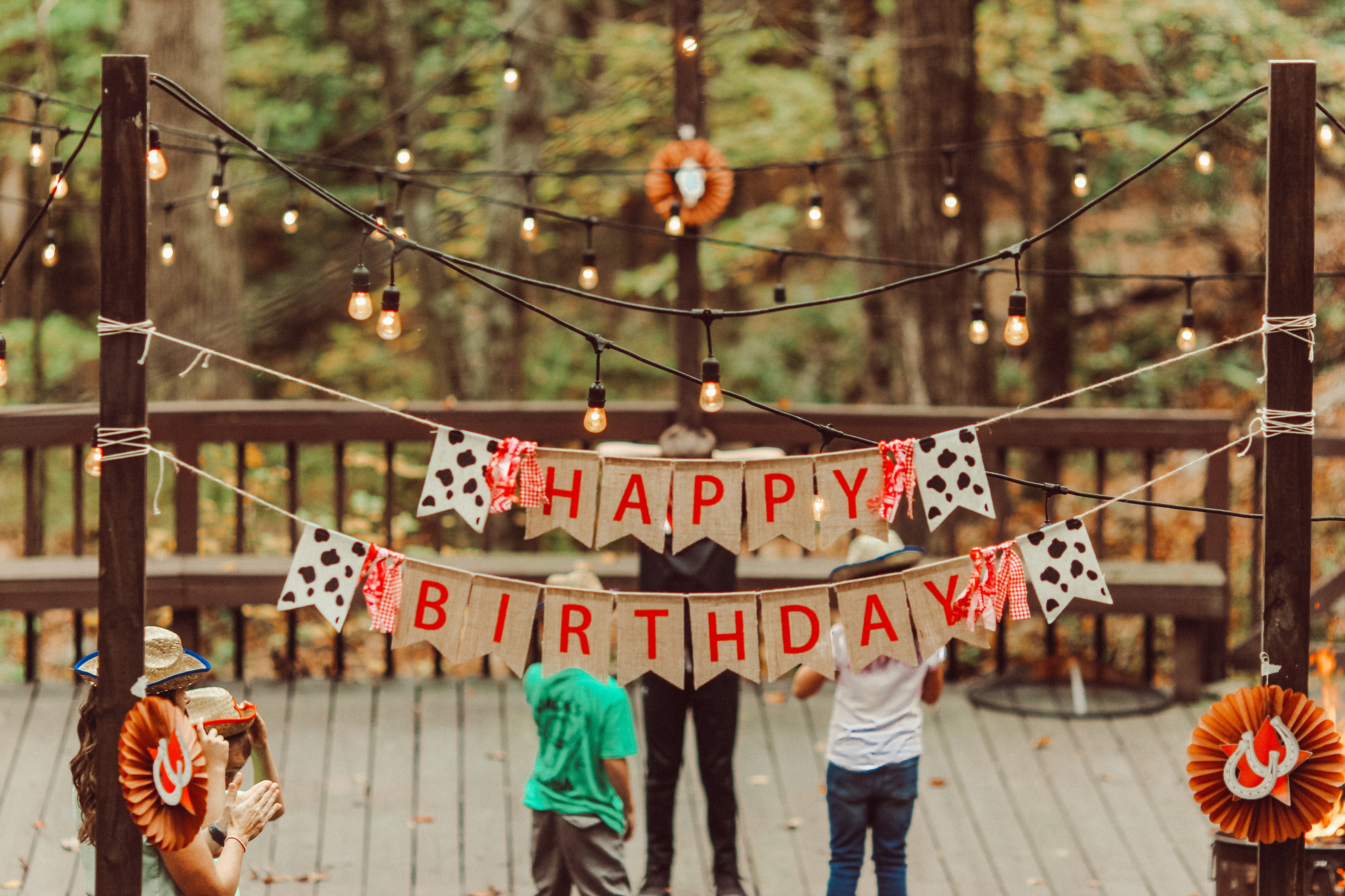 happy birthday sign by Unsplash