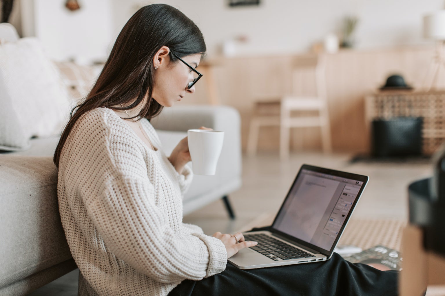 women with mug and laptop