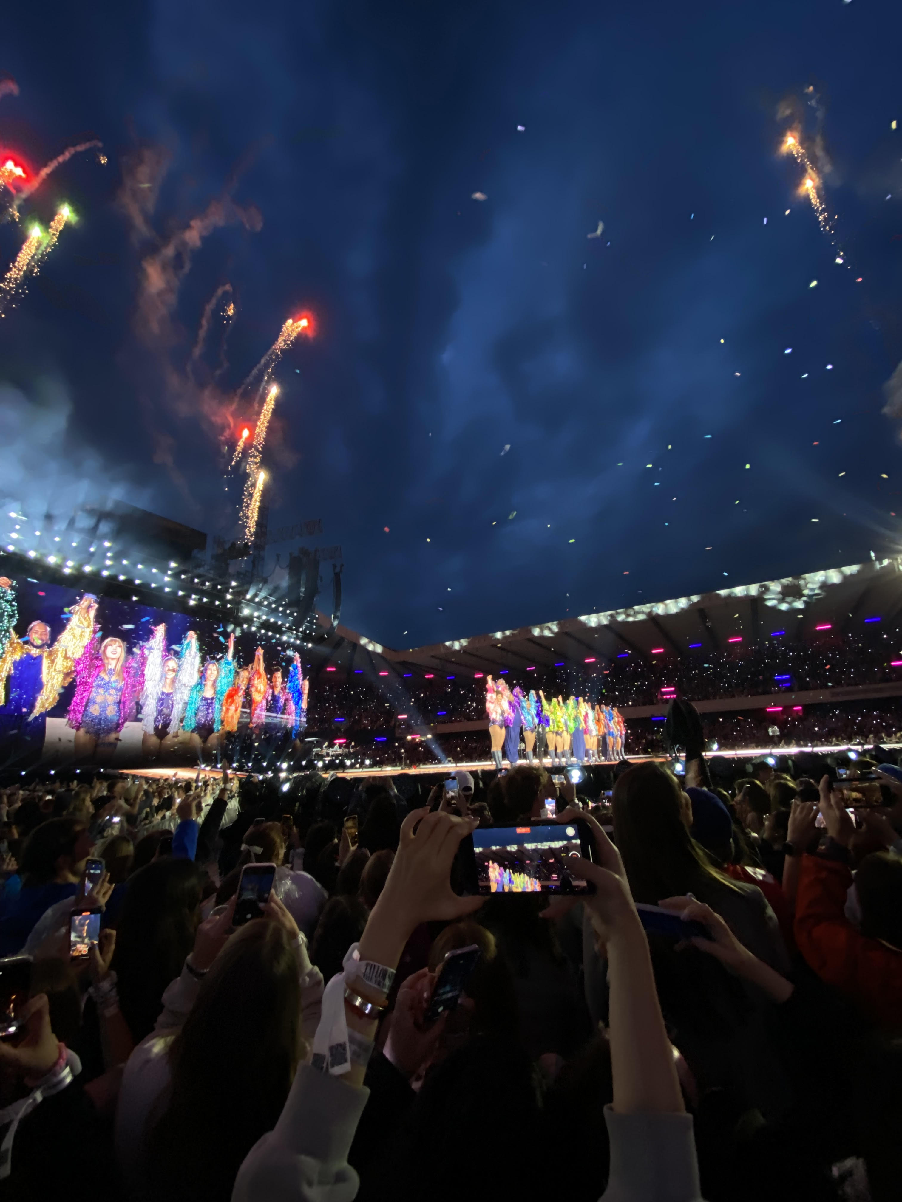 nighttime at taylor swift concert