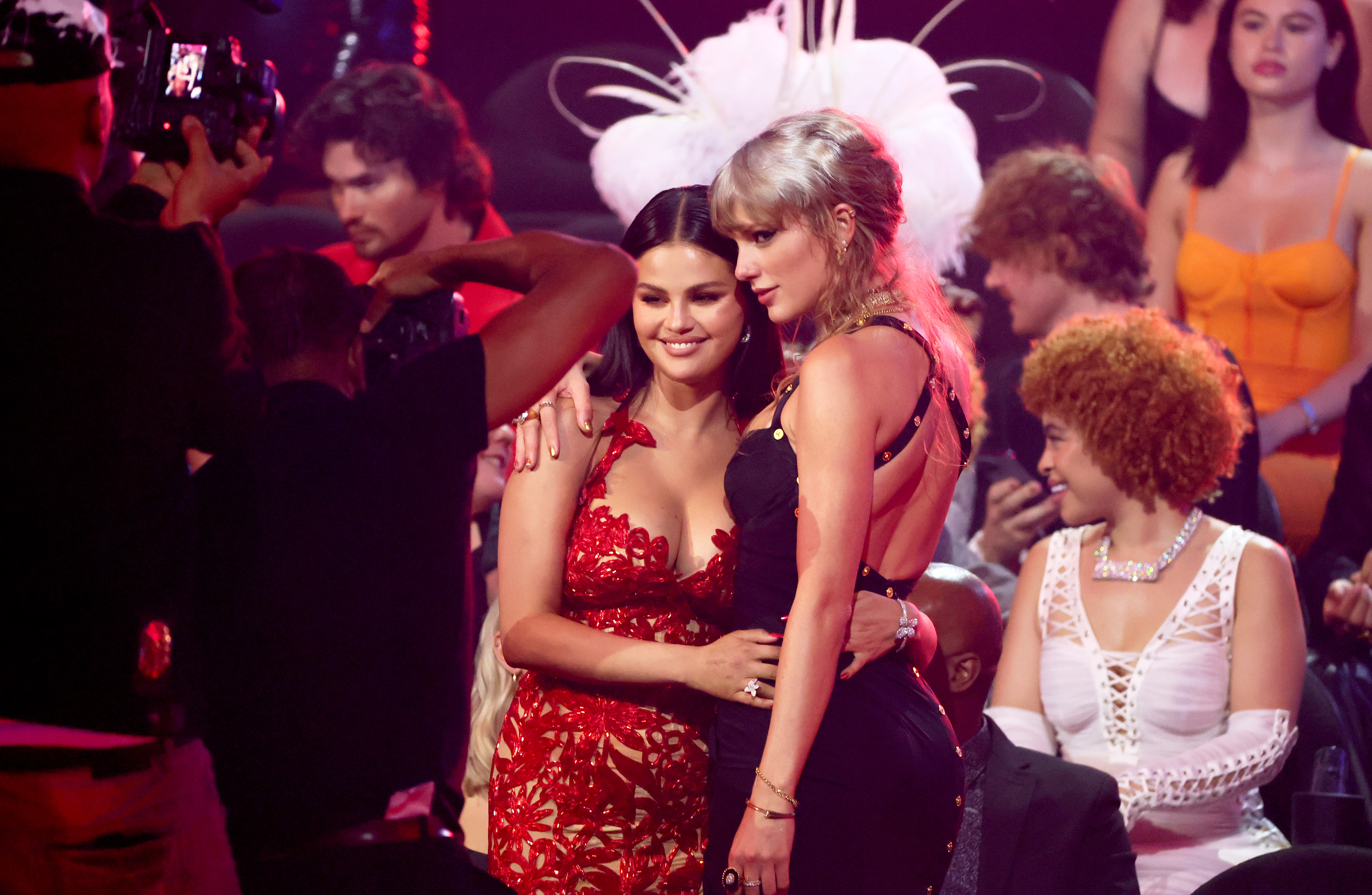 selena gomez and taylor swift hugging at the 2023 MTV VMAs