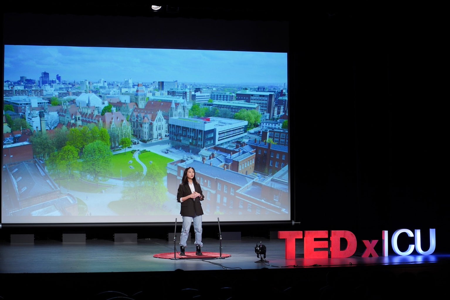 Far away shot of Utako Kawakami giving her TED talk at the TEDxICU Bloom event.