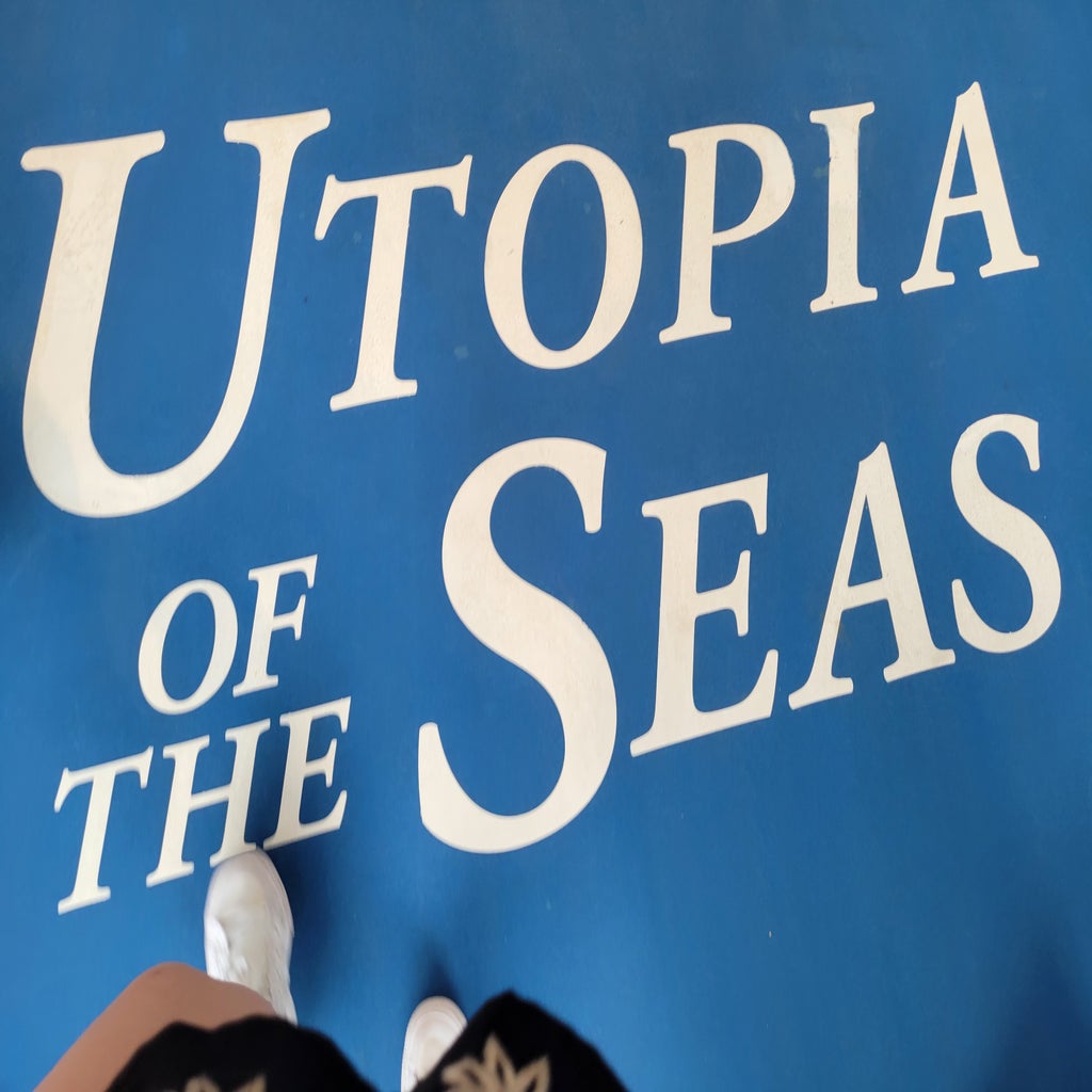 Image of the entrance carpet on the Utopia of the Seas gangway