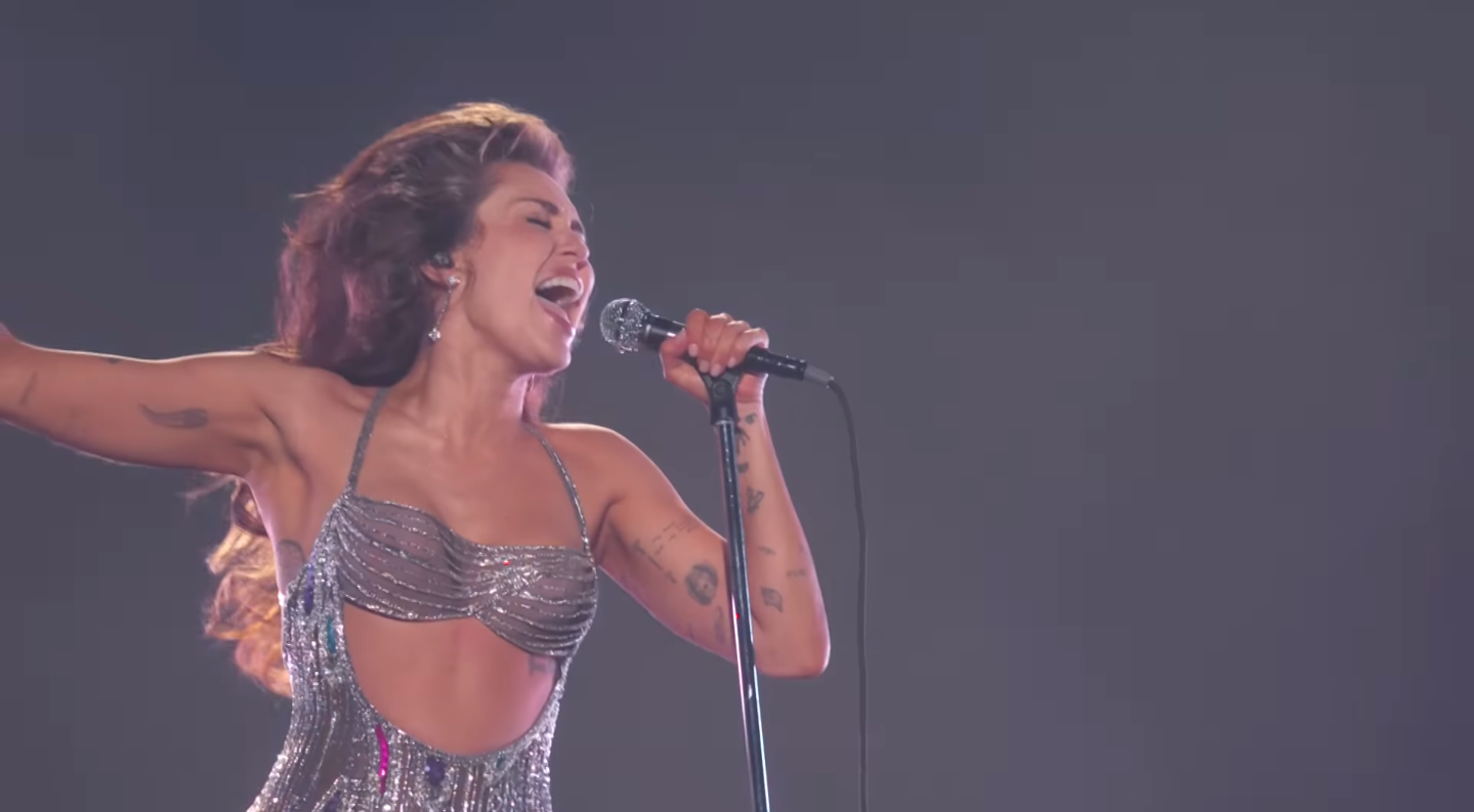 Miley Cyrus performing \