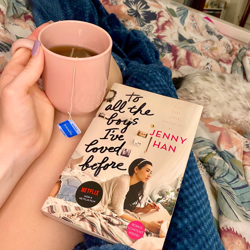 Girl with cup of tea and the book To All the Boys I\'ve Loved Before