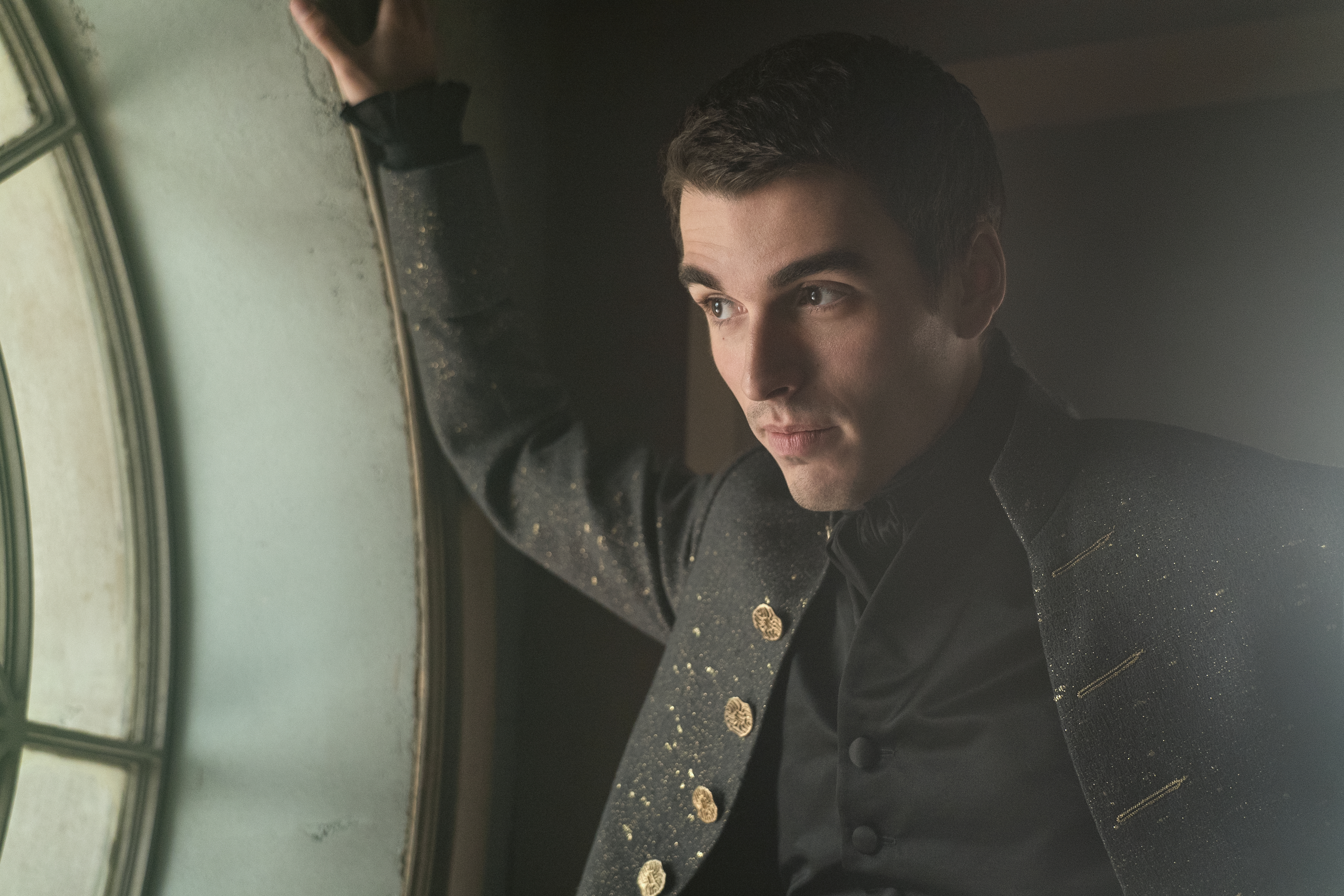 king george in \'queen charlotte: a bridgerton story\'