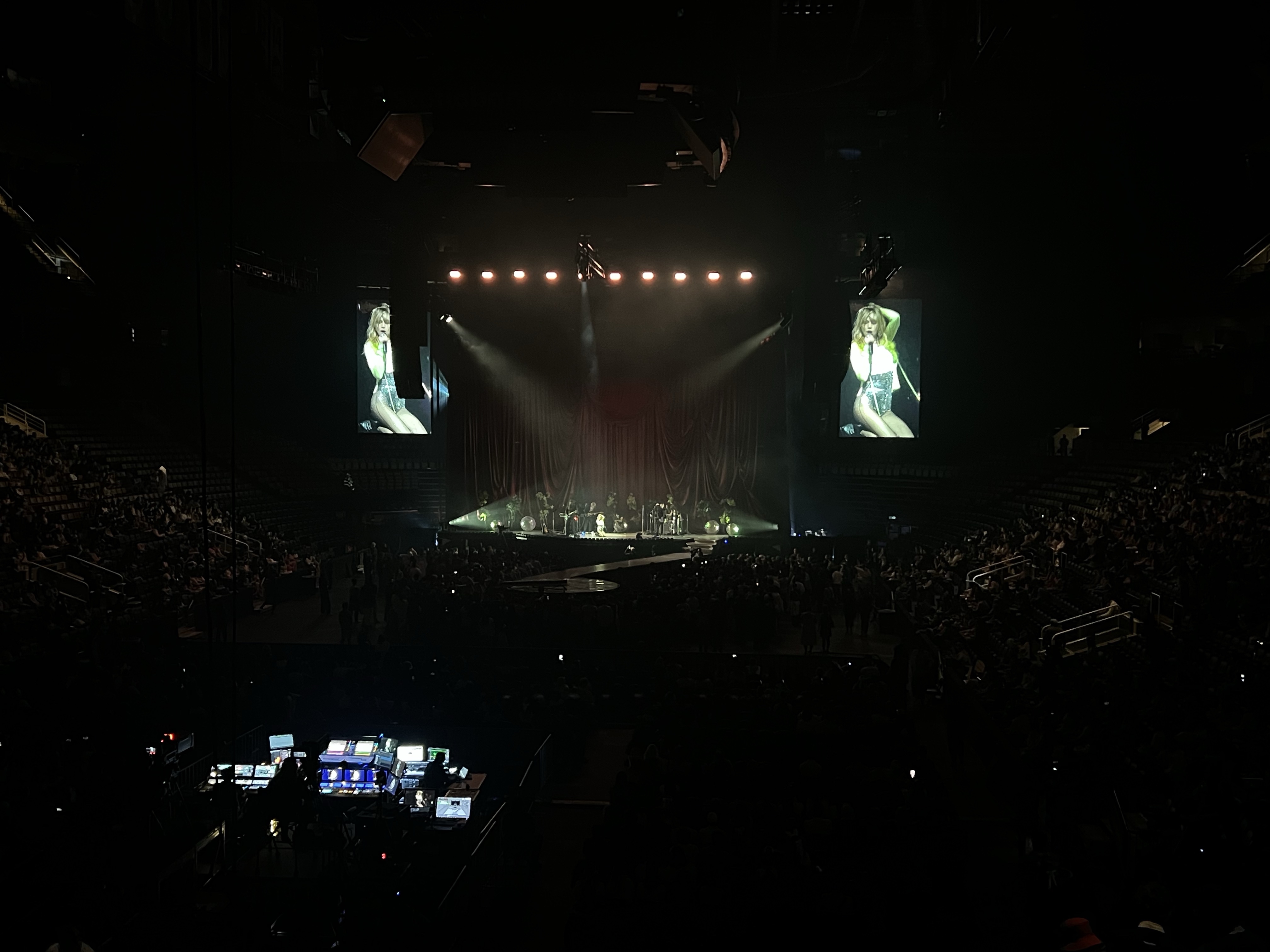 Suki Waterhouse as Opener for Laufey N1 TO