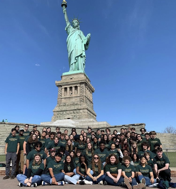 People in front of statue of liberty