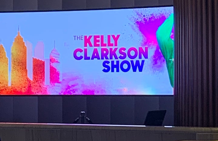 A screen showing \"The Kelly Clarkson Show\"