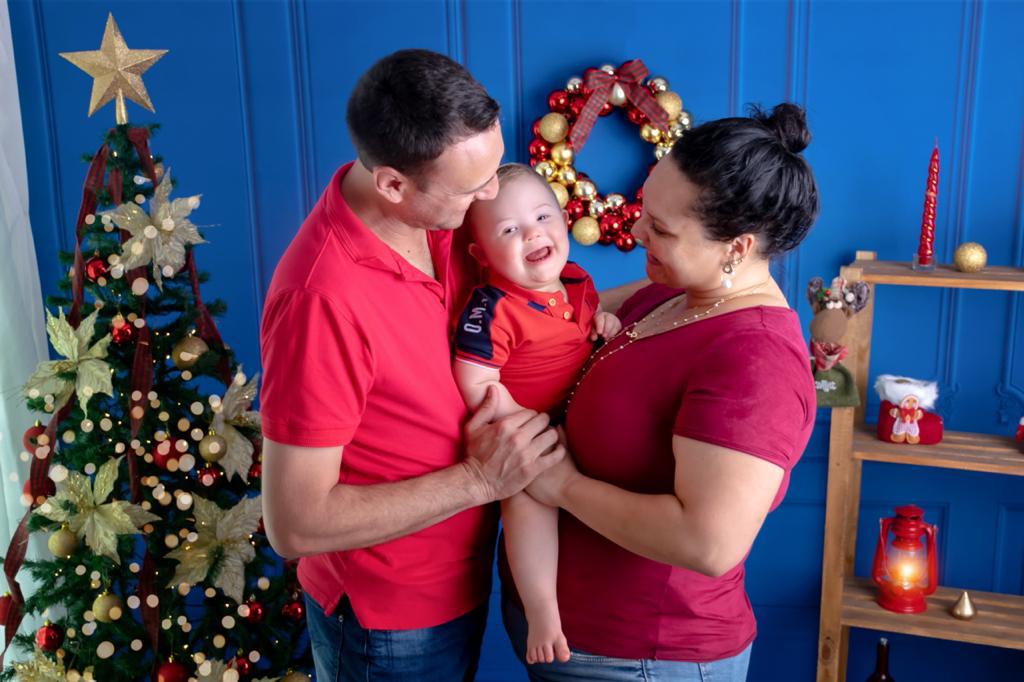 Kid with his parents