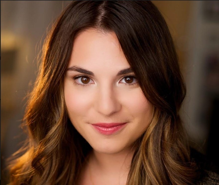 Victoria Aveyard headshot